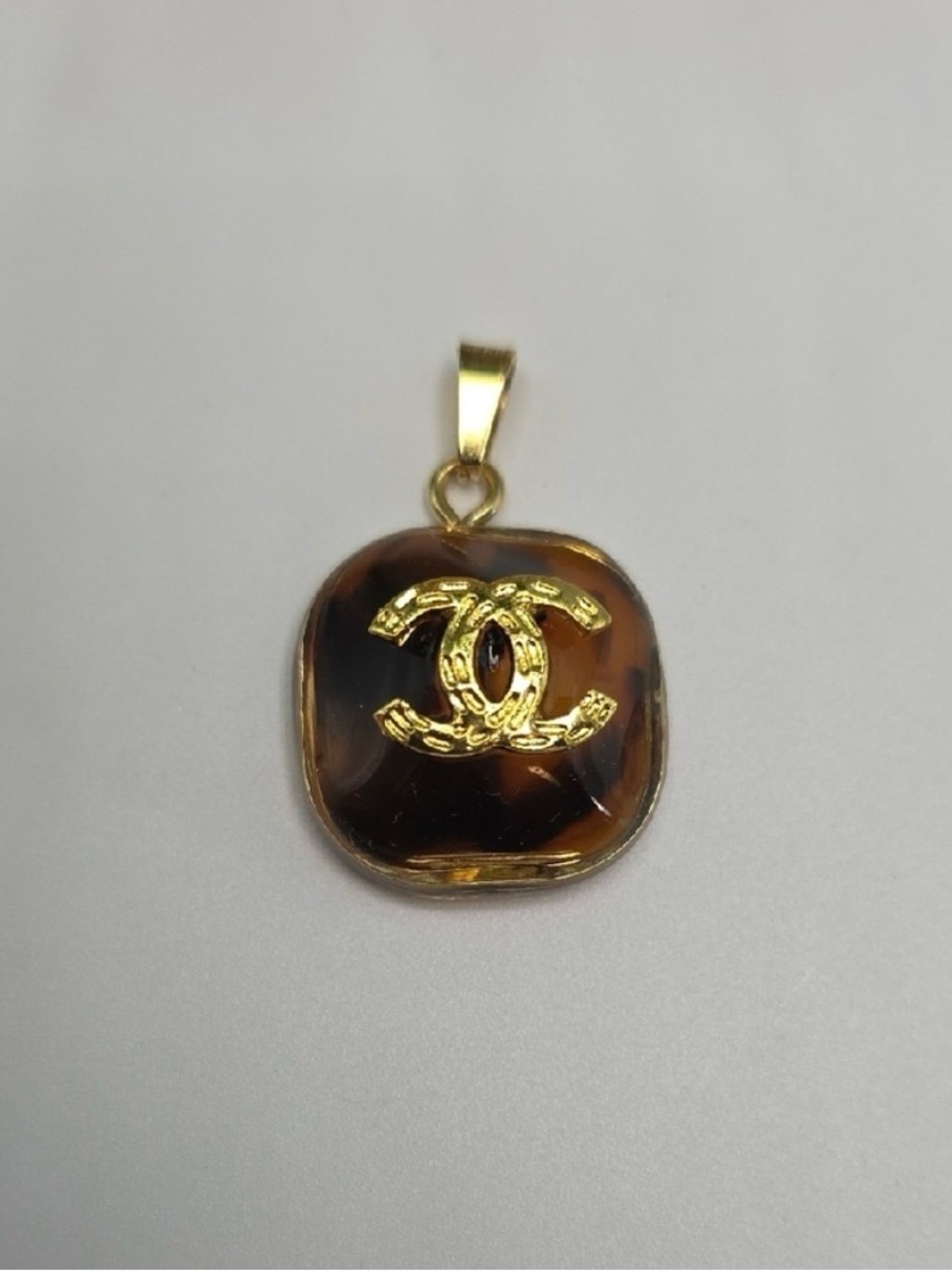 Authentic Chanel CC Tortoiseshell Gold-Tone Pendant | Never Worn